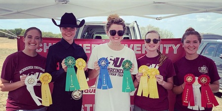 Equestrian Competes at Western IHSA Show